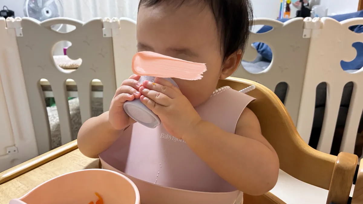 1歳3ヶ月の七夕ちゃんが自分でコップを持って飲んでいる様子