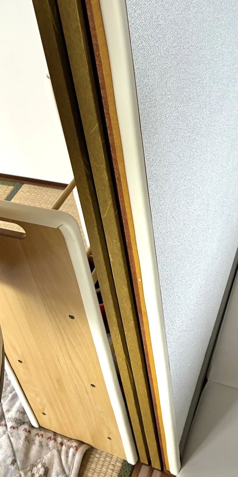 壁の角と棚のふちにコーナーガードを貼った様子