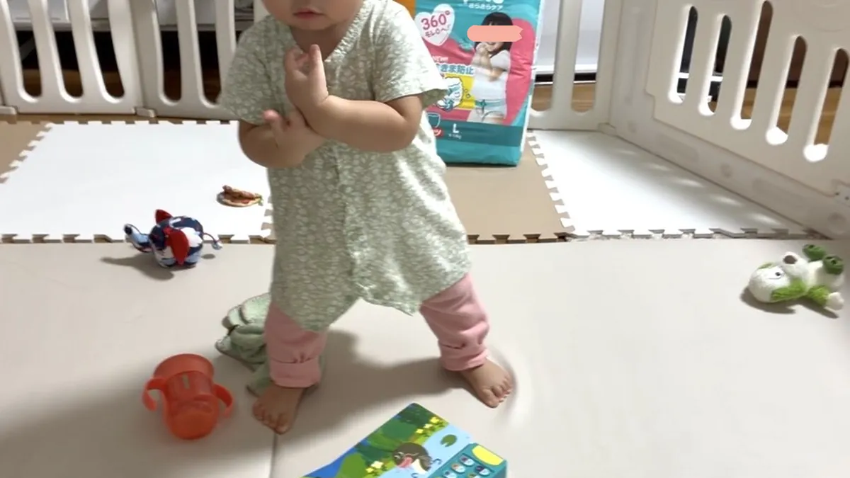 どんぐりころころに合わせて胸の前で手をクネクネさせる七夕ちゃん