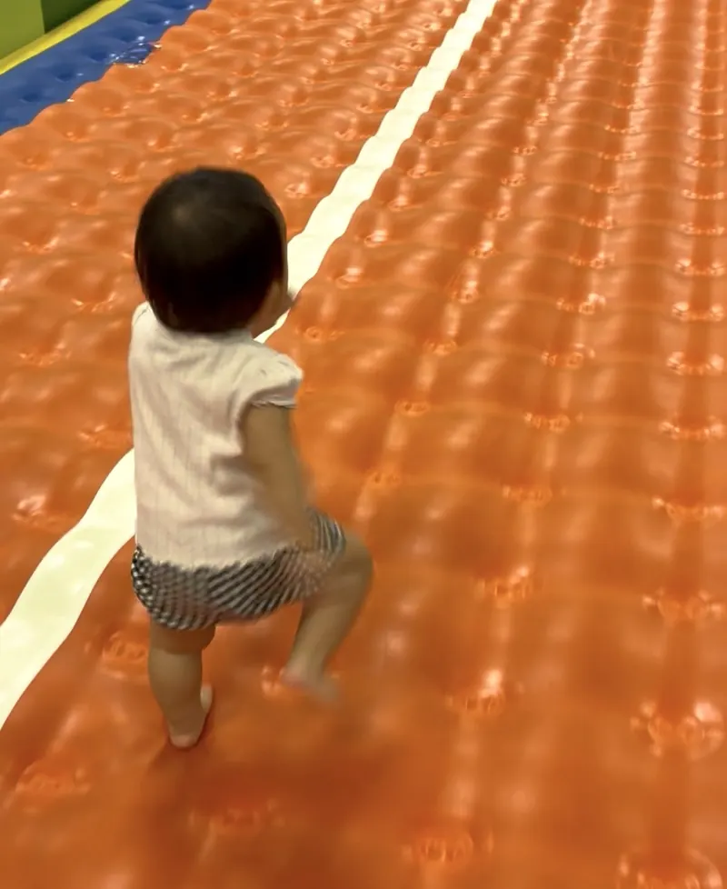 エアーマットの上を走る1歳の娘の後ろ姿