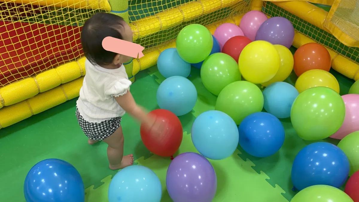 風船を追いかける1歳の娘