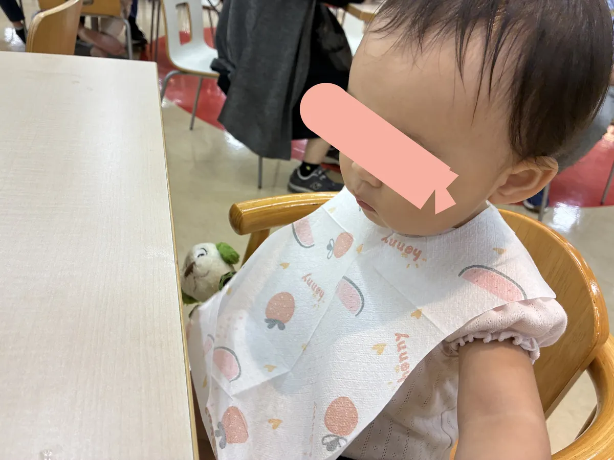 フードコーナーのイスに座る1歳の娘
