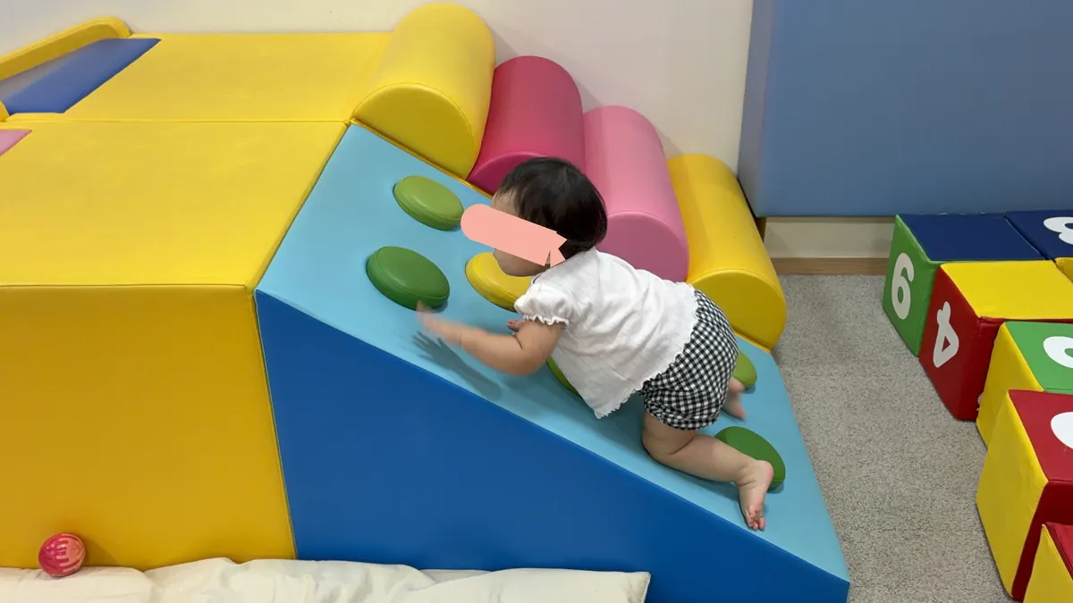 0〜2才コーナーの坂をのぼる1歳の娘