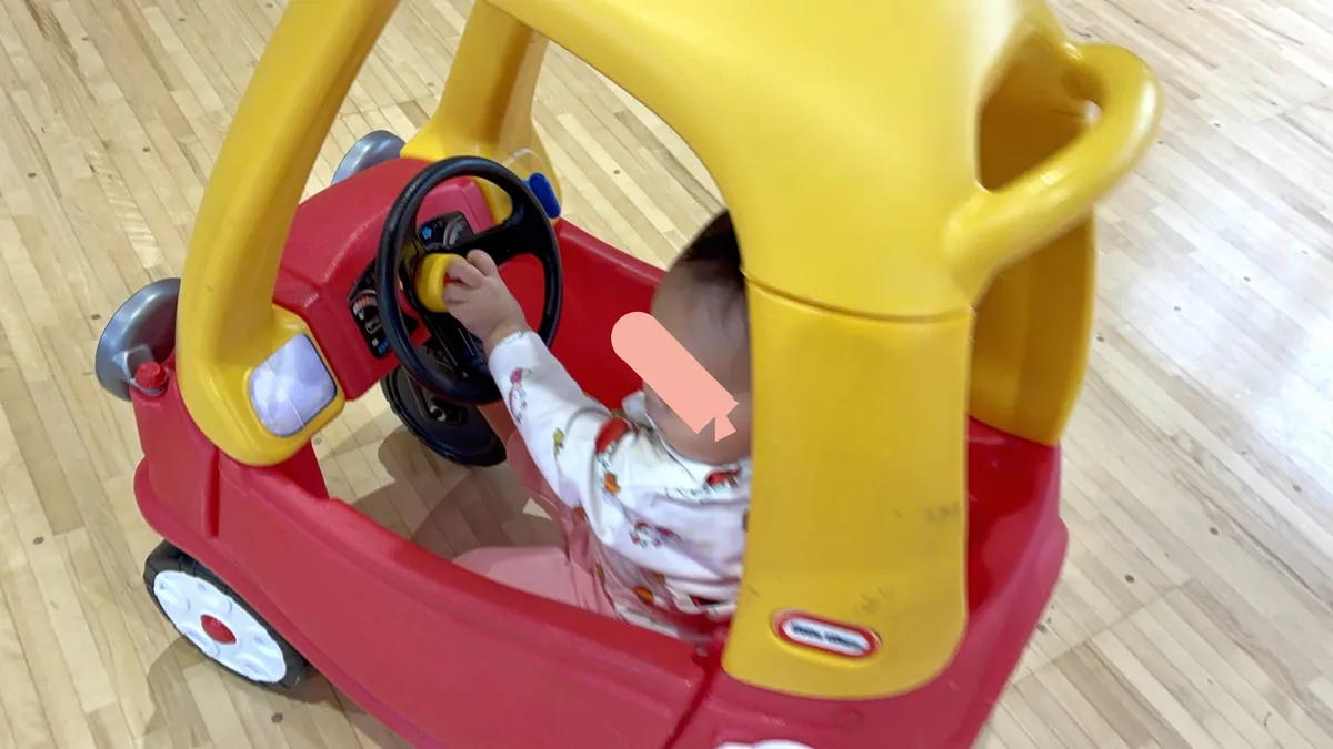 イベントのあと、黄色と赤のおもちゃの車に乗る七夕ちゃん