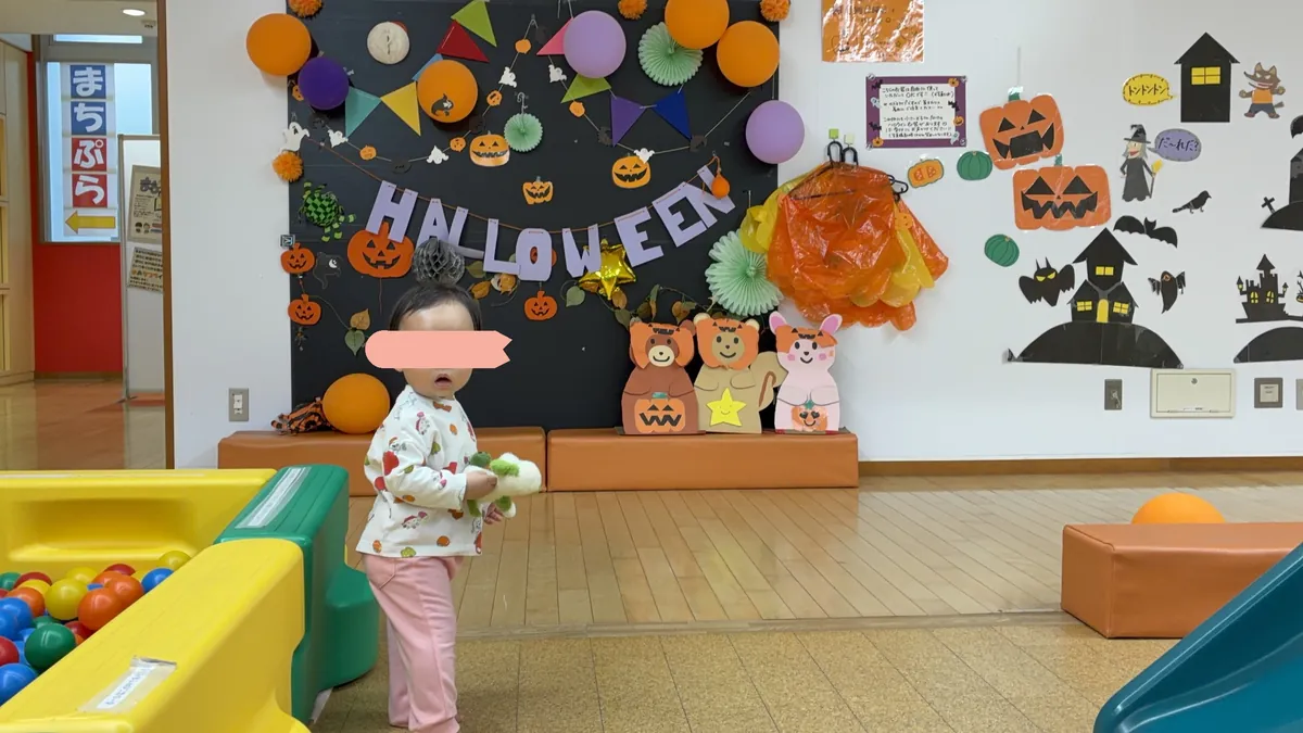 ハロウィンの飾りつけがされた、まあち1階のボールプールの前に立つ七夕ちゃん