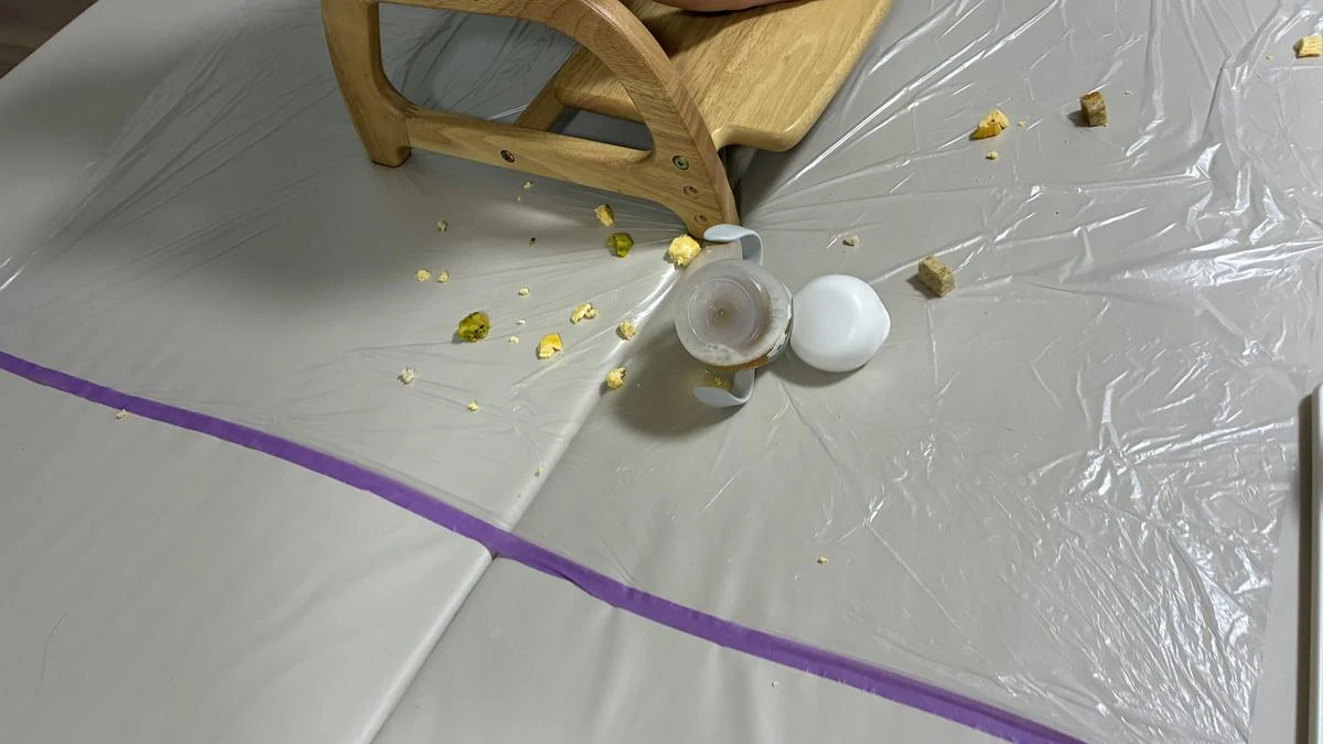 フィルムの上に転がったマグと食べこぼし