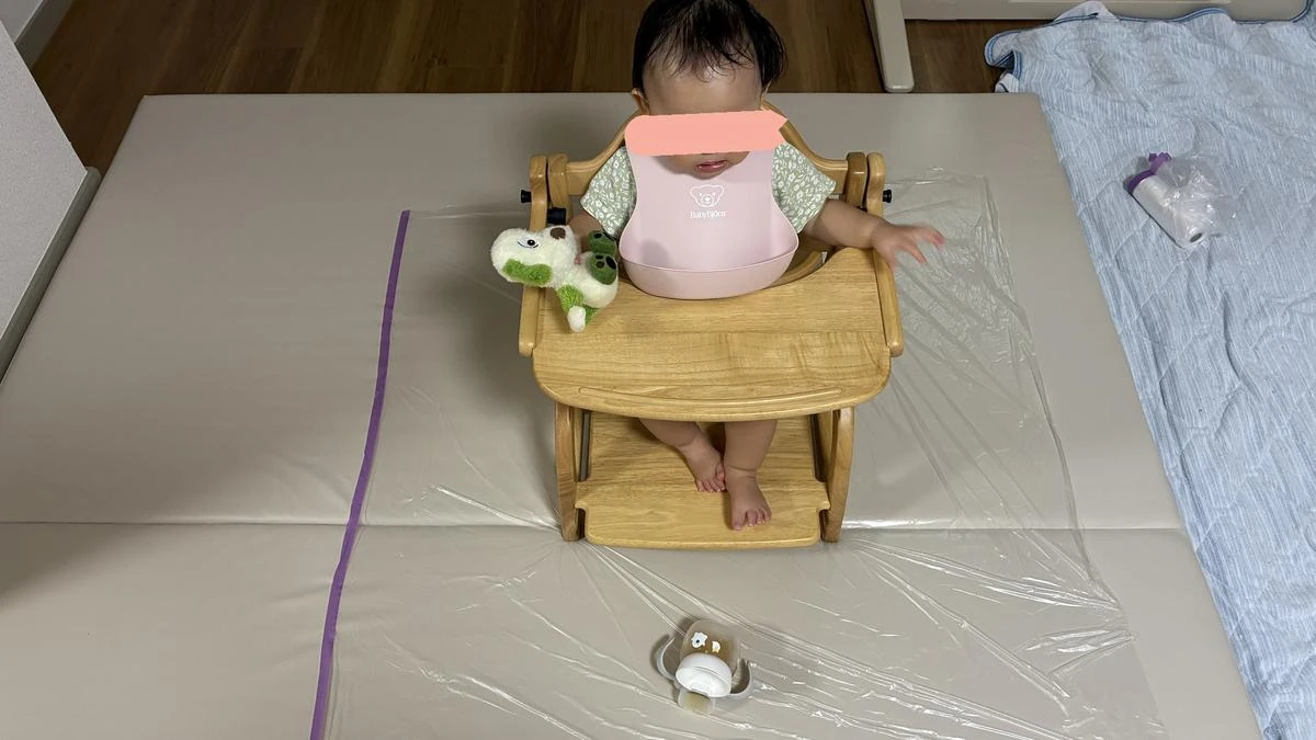 フィルムの上でごはんを待つ娘