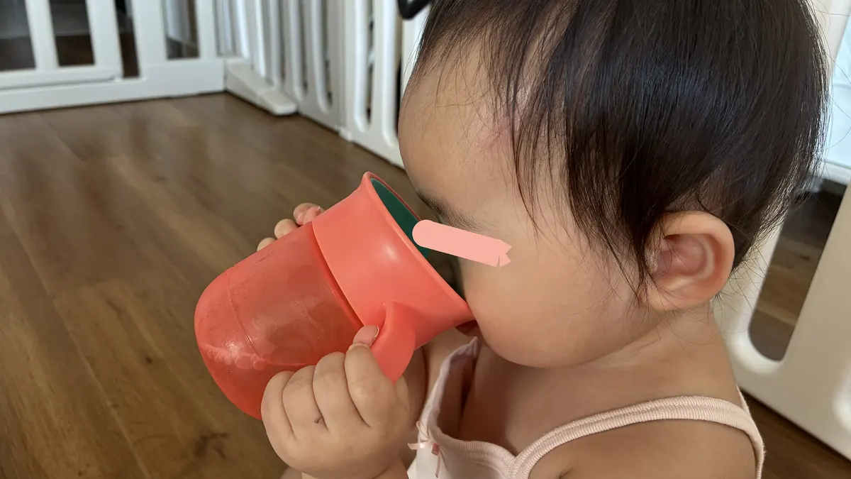 ミラクルカップを傾けて飲む娘