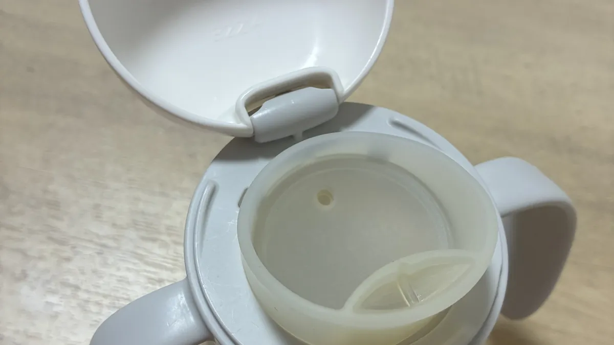 フタを開けたリッチェルのマグ 飲み口が1か所