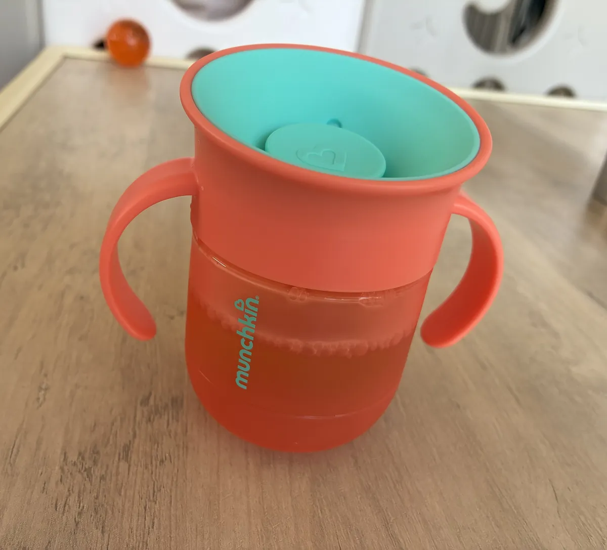 斜めになっているミラクルカップの飲み口