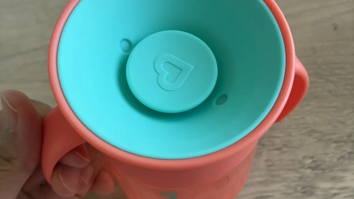 フタを外したミラクルカップの飲み口