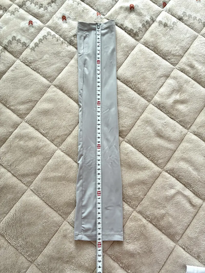 アームカバーの全長をメジャーで測った写真 約49cm