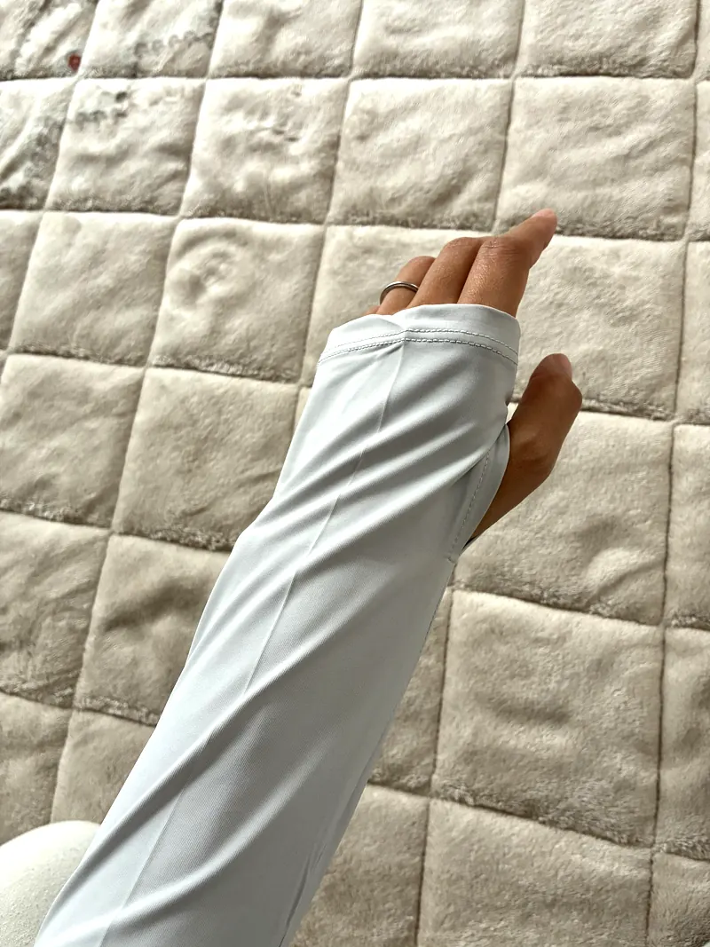 親指を通す指掛けタイプの手元（手の甲側）