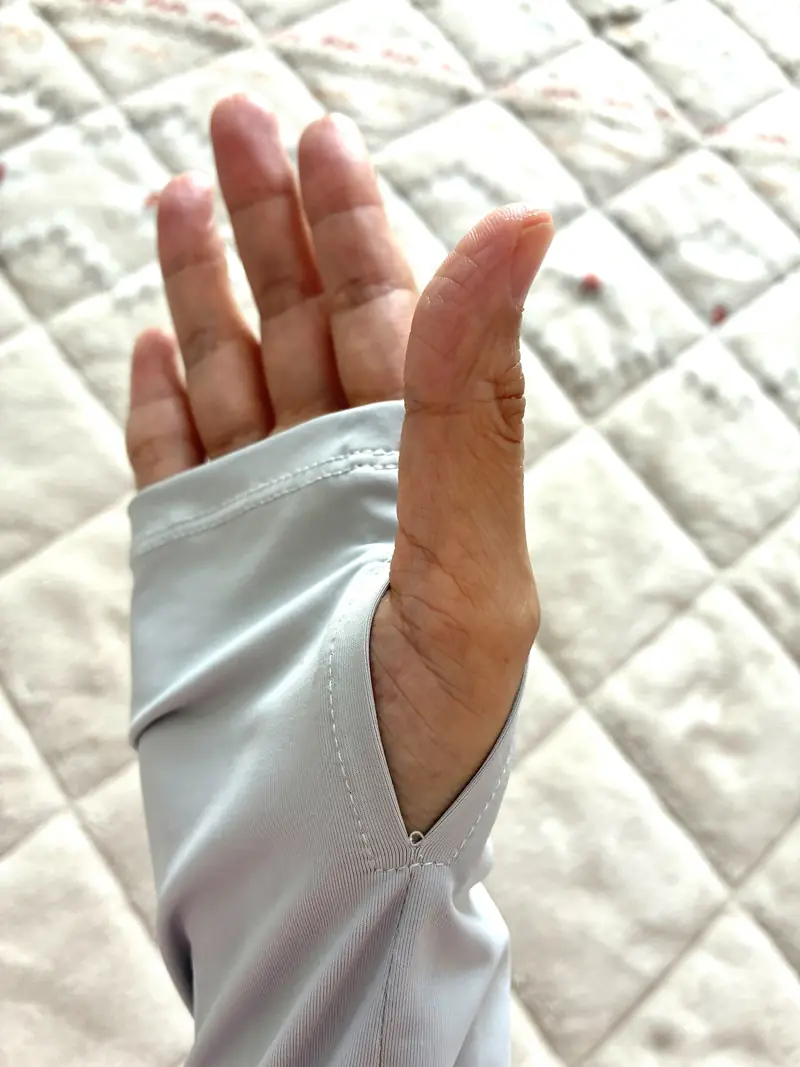 1ヶ月使って親指の穴の下に出てきた小さなほつれ