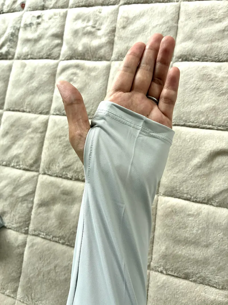 親指を通す指掛けタイプの手元（手のひら側）