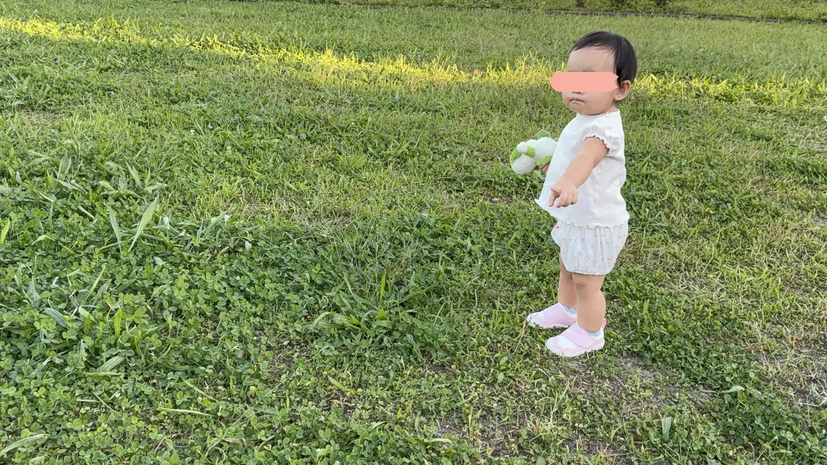 草を指差す娘
