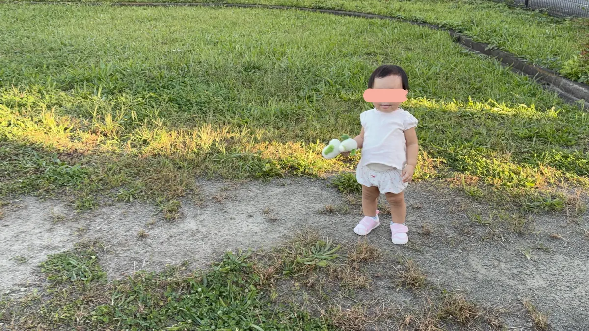 公園の土の上に立つ娘