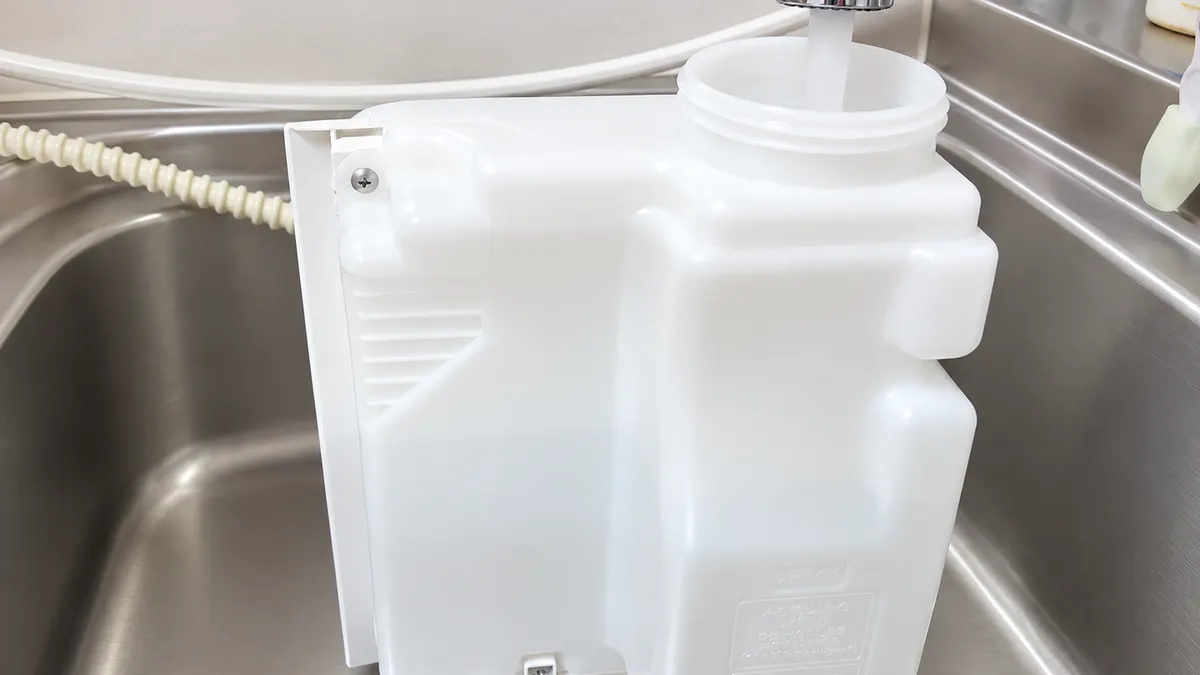 KI-TX75の給水タンクに水道水を入れているところ