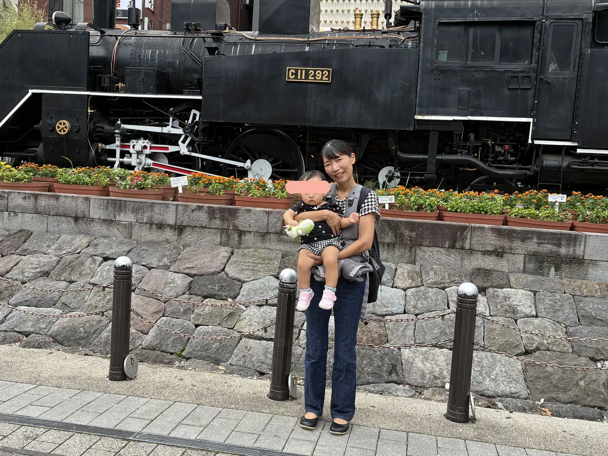 新橋SL広場のC11 292号機の前で娘を抱っこする私