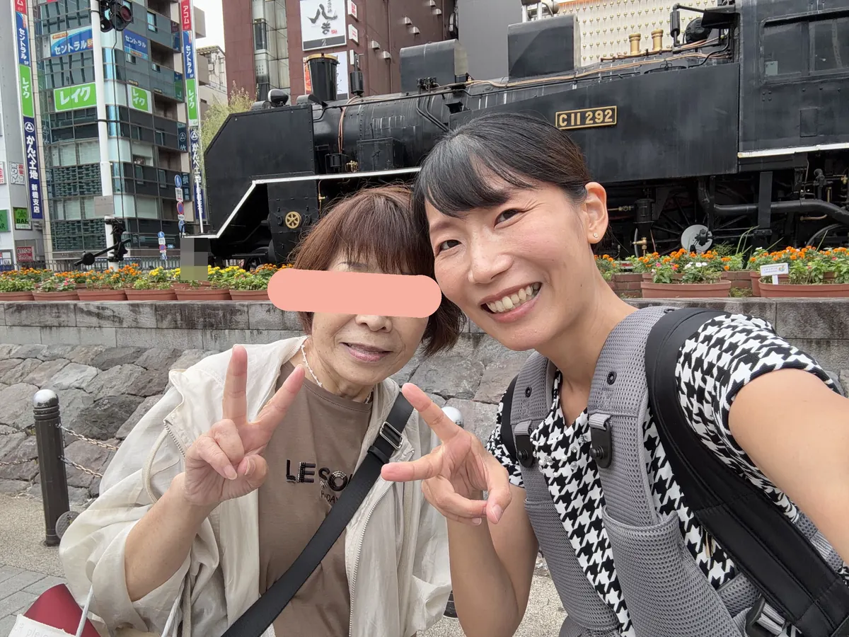 新橋SL広場の機関車の前で佐藤トレーナーと撮った写真