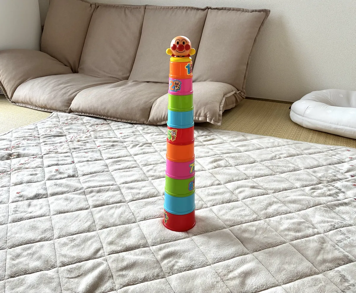 積み上げたアンパンマンのカップのおもちゃ